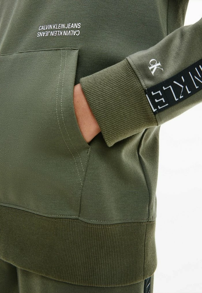 Calvin Klein Jeans MILANO - Sweat à Capuche - Grape Leaf 3 Calvin Klein Jeans MILANO - Sweat à Capuche - Grape Leaf – Image 3