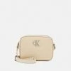 Calvin Klein Jeans MINIMAL MONOGRAM CAMERA BAG - Sac Bandoulière - Muslin