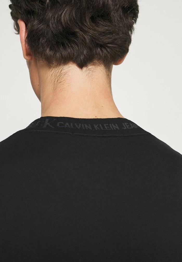 Calvin Klein Jeans LOGO TEE UNISEX - T-shirt Imprimé - Black 5 Calvin Klein Jeans LOGO TEE UNISEX - T-shirt Imprimé - Black – Image 5