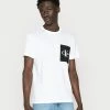 Calvin Klein Jeans DYNAMIC CONTRAST POCKET TEE - T-shirt Basique - Bright White