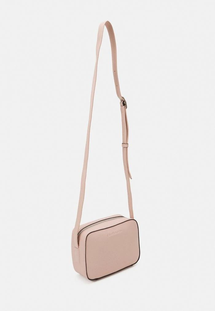 Calvin Klein Jeans MINIMAL MONOGRAM CAMERA BAG - Sac Bandoulière - Pale Conch Shell 2 Calvin Klein Jeans MINIMAL MONOGRAM CAMERA BAG - Sac Bandoulière - Pale Conch Shell â Image 2