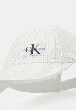 Calvin Klein Jeans PERFORATED LOGO BASEBALL UNISEX - Casquette - Bright White -Calvin Klein Elegant Magasin 061d74479a8a43449838db5cab7d48a2