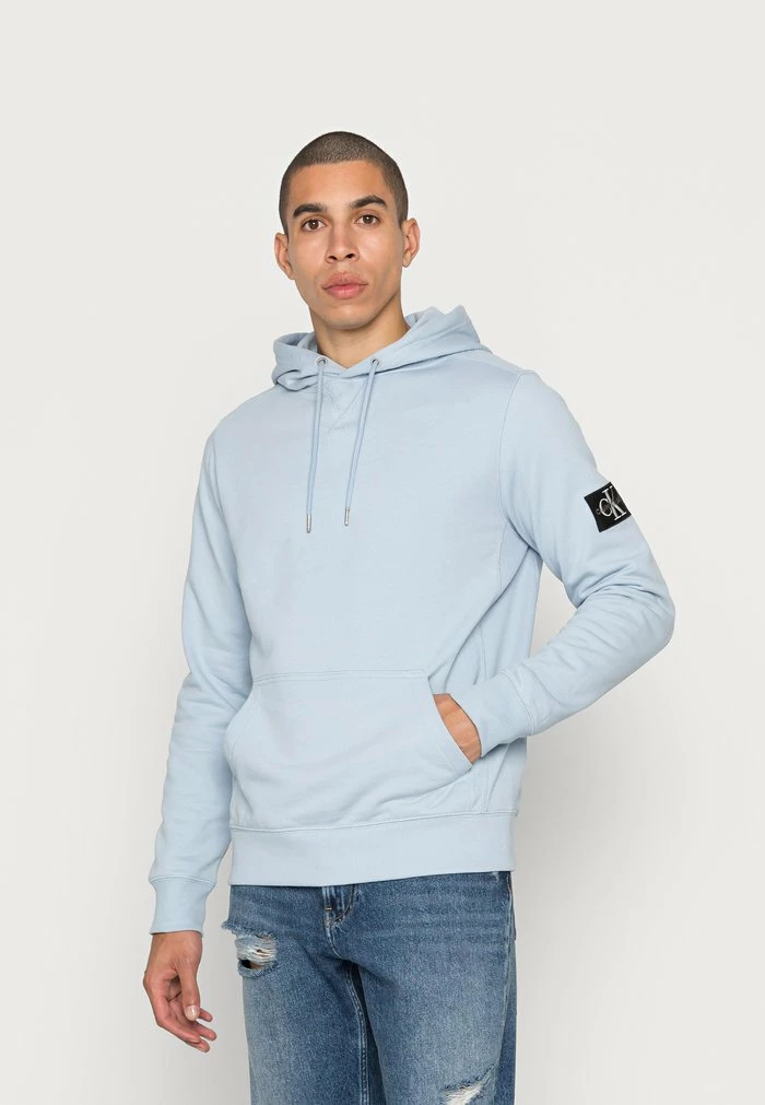 Calvin Klein Jeans MONOGRAM SLEEVE BADGE HOODIE - Sweat à Capuche - Bayshore Blue 1 Calvin Klein Jeans MONOGRAM SLEEVE BADGE HOODIE - Sweat à Capuche - Bayshore Blue