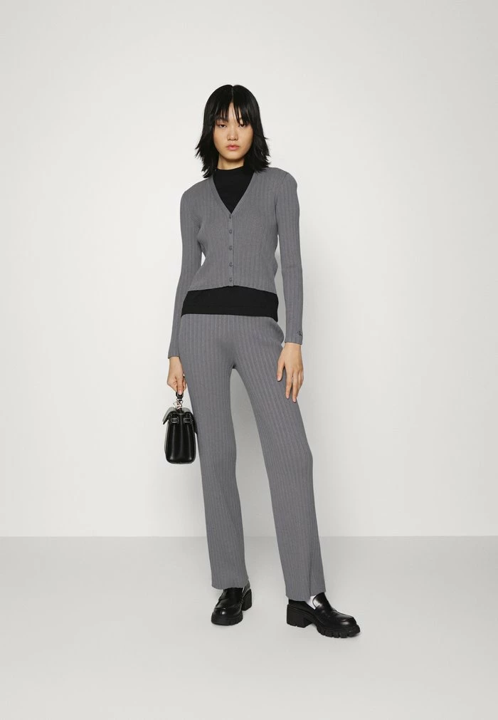 Calvin Klein Jeans MONOGRAM BADGE CROPPED CARDIGAN - Gilet - Fossil Grey 2 Calvin Klein Jeans MONOGRAM BADGE CROPPED CARDIGAN - Gilet - Fossil Grey – Image 2