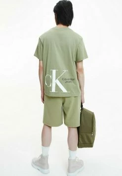 Calvin Klein Jeans BOXY MONOGRAM - T-shirt Imprimé - Faded Olive 7 Calvin Klein Jeans BOXY MONOGRAM - T-shirt Imprimé - Faded Olive -Calvin Klein Elegant Magasin 083668d935224fdbb34af7951ce91f01