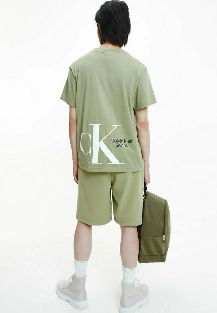 Calvin Klein Jeans BOXY MONOGRAM - T-shirt Imprimé - Faded Olive 3 Calvin Klein Jeans BOXY MONOGRAM - T-shirt Imprimé - Faded Olive – Image 3
