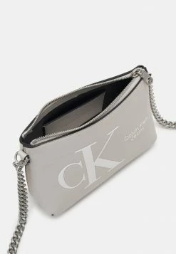 Calvin Klein Jeans SCULPTED CAMERA POUCH - Sac Bandoulière - Eggshell -Calvin Klein Elegant Magasin 089ae930b510497fb5ff17a26e052a87