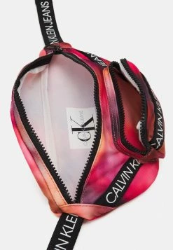 Calvin Klein Jeans DISTORTED WAISTPACK UNISEX - Sac Banane - Red 6 Calvin Klein Jeans DISTORTED WAISTPACK UNISEX - Sac Banane - Red -Calvin Klein Elegant Magasin 0a399b1eedc1407fa401afb27bd1c2e4