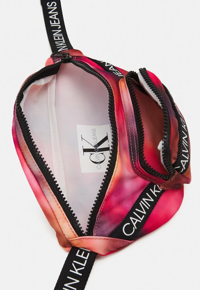 Calvin Klein Jeans DISTORTED WAISTPACK UNISEX - Sac Banane - Red 3 Calvin Klein Jeans DISTORTED WAISTPACK UNISEX - Sac Banane - Red – Image 3