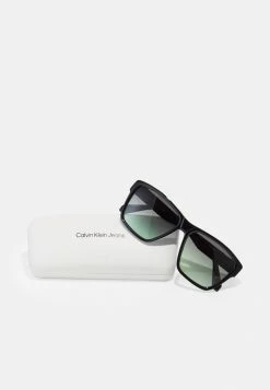 Calvin Klein Jeans Lunettes De Soleil - Black -Calvin Klein Elegant Magasin 0b2f21e134b54047b107c1a5b69f7be6