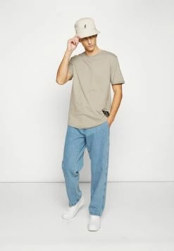 Calvin Klein Jeans BADGE TURN UP SLEEVE - T-shirt Basique - Elephant Skin -Calvin Klein Elegant Magasin 0ddce6d7acbf49c7b981087881222f98