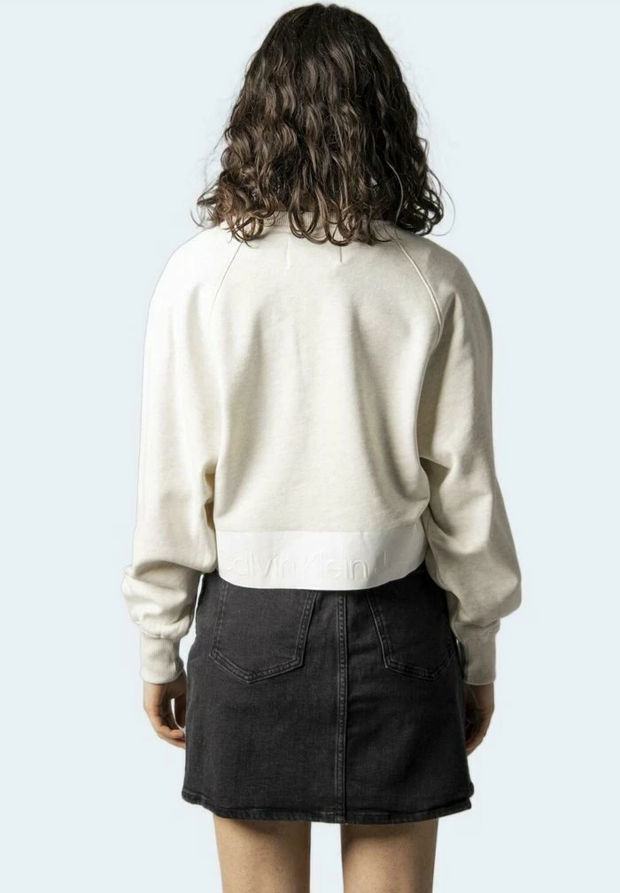 Calvin Klein Jeans SHINY LOGO BLOCKING J20J217736 - Sweatshirt - Cream 2 Calvin Klein Jeans SHINY LOGO BLOCKING J20J217736 - Sweatshirt - Cream – Image 2