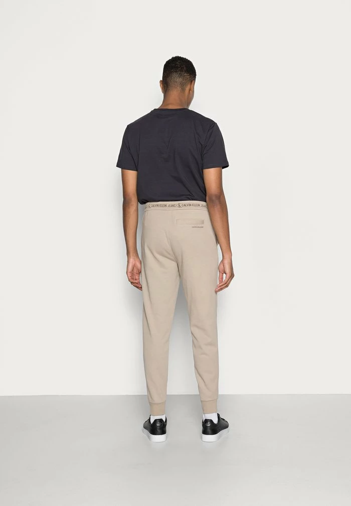 Calvin Klein Jeans LOGO PANT - Pantalon De Survêtement - Crockery 3 Calvin Klein Jeans LOGO PANT - Pantalon De Survêtement - Crockery – Image 3