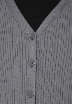 Calvin Klein Jeans MONOGRAM BADGE CROPPED CARDIGAN - Gilet - Fossil Grey 13 Calvin Klein Jeans MONOGRAM BADGE CROPPED CARDIGAN - Gilet - Fossil Grey -Calvin Klein Elegant Magasin 0eb17430b248441a81d9d681051fb075