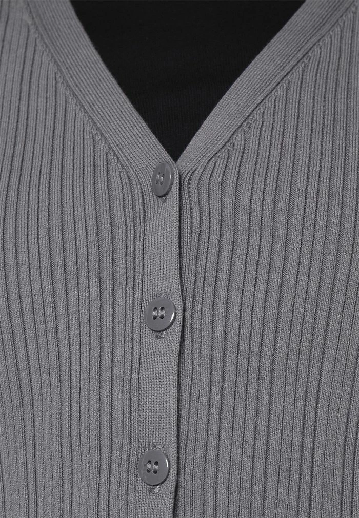 Calvin Klein Jeans MONOGRAM BADGE CROPPED CARDIGAN - Gilet - Fossil Grey 7 Calvin Klein Jeans MONOGRAM BADGE CROPPED CARDIGAN - Gilet - Fossil Grey – Image 7