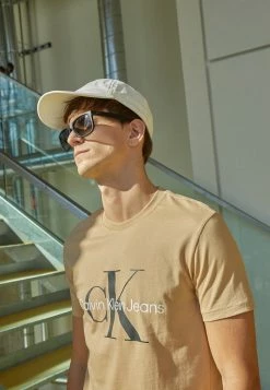 Calvin Klein Jeans SEASONAL MONOGRAM TEE - T-shirt Imprimé - Tawny Sand -Calvin Klein Elegant Magasin 0ec2c9df40f443bf8f71768b94ad76fc