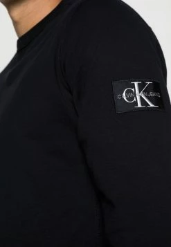 Calvin Klein Jeans MONOGRAM SLEEVE BADGE - Sweatshirt - Black -Calvin Klein Elegant Magasin 0fa95c542e614efaa22c692555f92280
