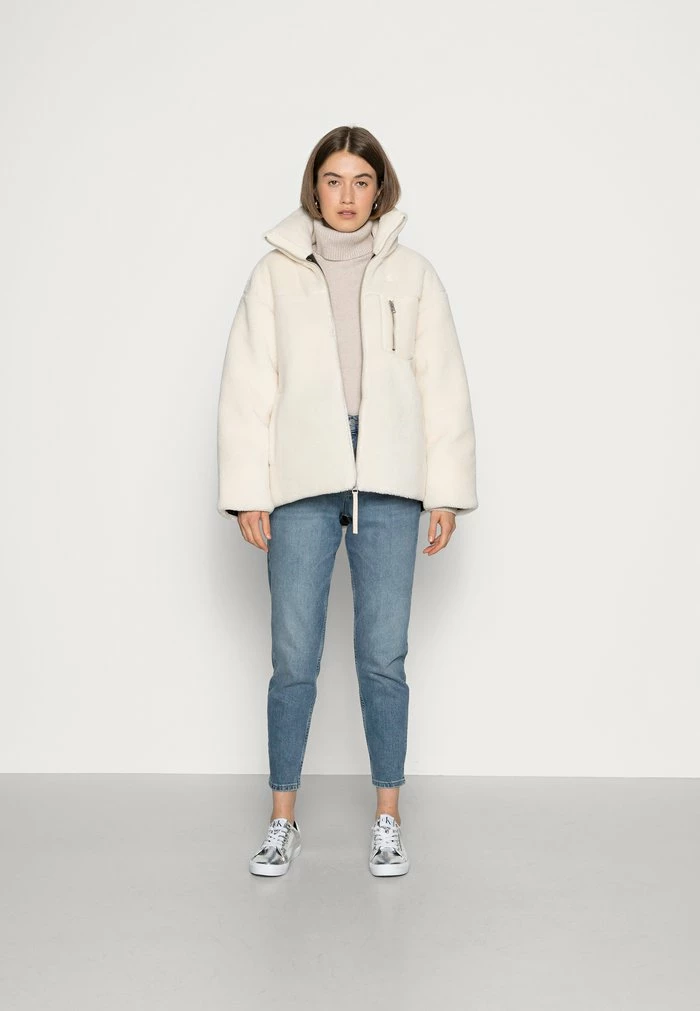 Calvin Klein Jeans BACK EMBROIDERY SHERPA JACKET - Veste D'hiver - Muslin 2 Calvin Klein Jeans BACK EMBROIDERY SHERPA JACKET - Veste D'hiver - Muslin – Image 2