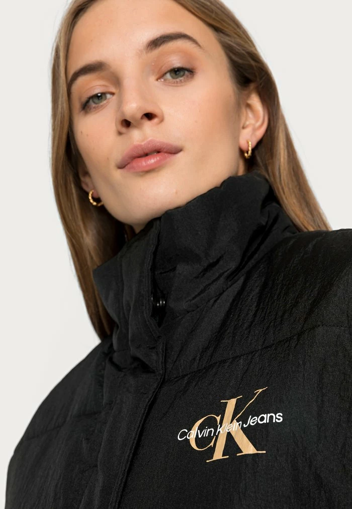 Calvin Klein Jeans MONOGRAM BELTED CRINKLE VEST - Veste Sans Manches - Black 5 Calvin Klein Jeans MONOGRAM BELTED CRINKLE VEST - Veste Sans Manches - Black – Image 5