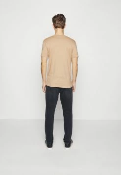 Calvin Klein Jeans INSTITUTIONAL TEE - T-shirt Imprimé - Tawny Sand -Calvin Klein Elegant Magasin 114dd07352434550978913875b9581f8