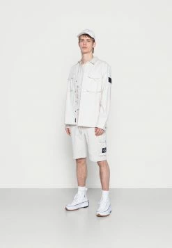 Calvin Klein Jeans MONOGRAM PATCH - Pantalon De Survêtement - Eggshell -Calvin Klein Elegant Magasin 12e9bdca9f6349ef8cb4c9277c42e8ed