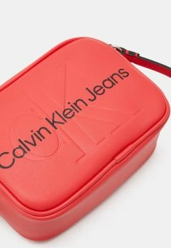 Calvin Klein Jeans SCULPTED CAMERA BAG MONO - Sac Bandoulière - Strawberry Field 10 Calvin Klein Jeans SCULPTED CAMERA BAG MONO - Sac Bandoulière - Strawberry Field -Calvin Klein Elegant Magasin 13411e3d5f064bddbd2d2381465216b7