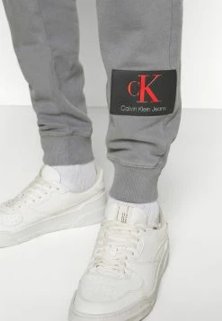 Calvin Klein Jeans BADGE PANT - Pantalon De Survêtement - Shining Armor -Calvin Klein Elegant Magasin 143466d46d0540e696043cdb10d5f4f8