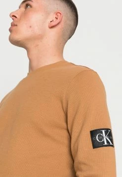 Calvin Klein Jeans MONOGRAM BADGE WAFFLE TEE - Sweatshirt - Tobacco Brown -Calvin Klein Elegant Magasin 14ea8689001d460ba04d937665af2b9c