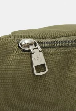 Calvin Klein Jeans SPORT ESSENTIALS UNISEX - Sac Banane - Burnt Olive -Calvin Klein Elegant Magasin 179ff4be9c3546c5a5a5be56879cc7a3