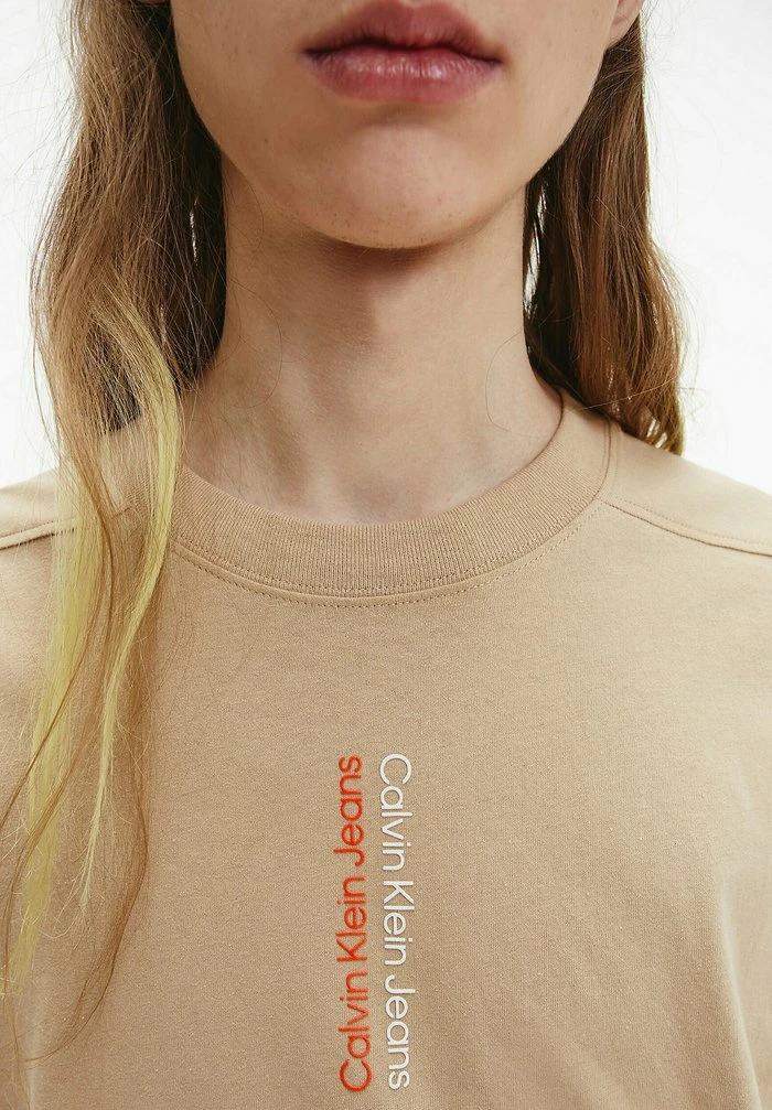 Calvin Klein Jeans T-shirt Imprimé - Tawny Sand 4 Calvin Klein Jeans T-shirt Imprimé - Tawny Sand – Image 4