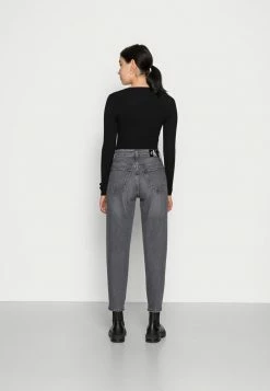 Calvin Klein Jeans MOM JEAN - Jean Boyfriend - Denim Grey 7 Calvin Klein Jeans MOM JEAN - Jean Boyfriend - Denim Grey -Calvin Klein Elegant Magasin 19a766358e204b109161a0f2c6c4d7a1