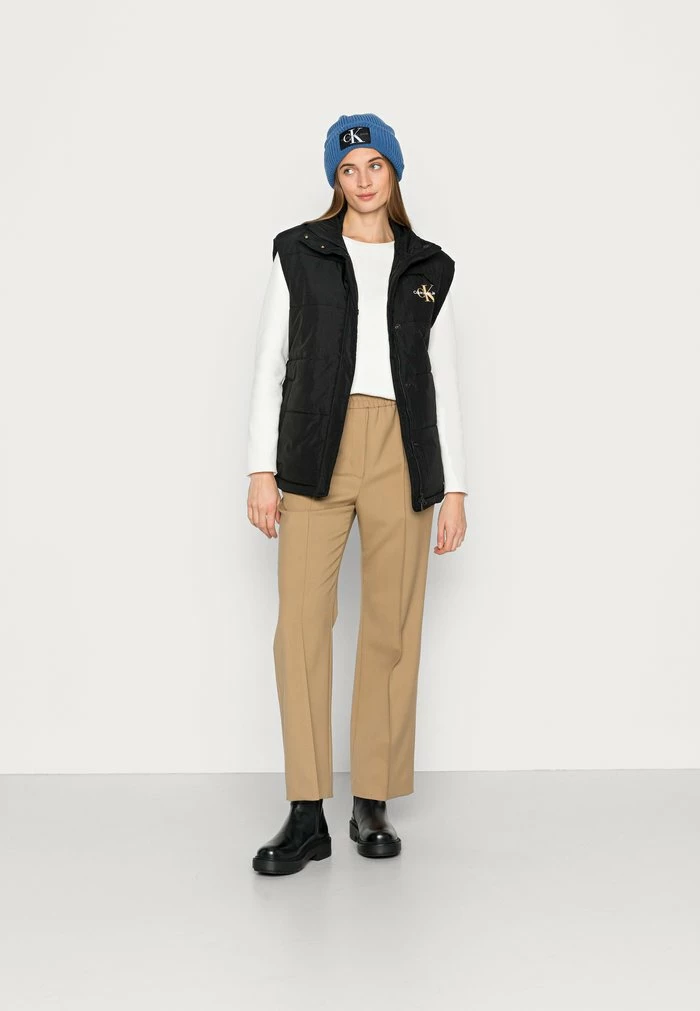 Calvin Klein Jeans MONOGRAM BELTED CRINKLE VEST - Veste Sans Manches - Black 2 Calvin Klein Jeans MONOGRAM BELTED CRINKLE VEST - Veste Sans Manches - Black – Image 2