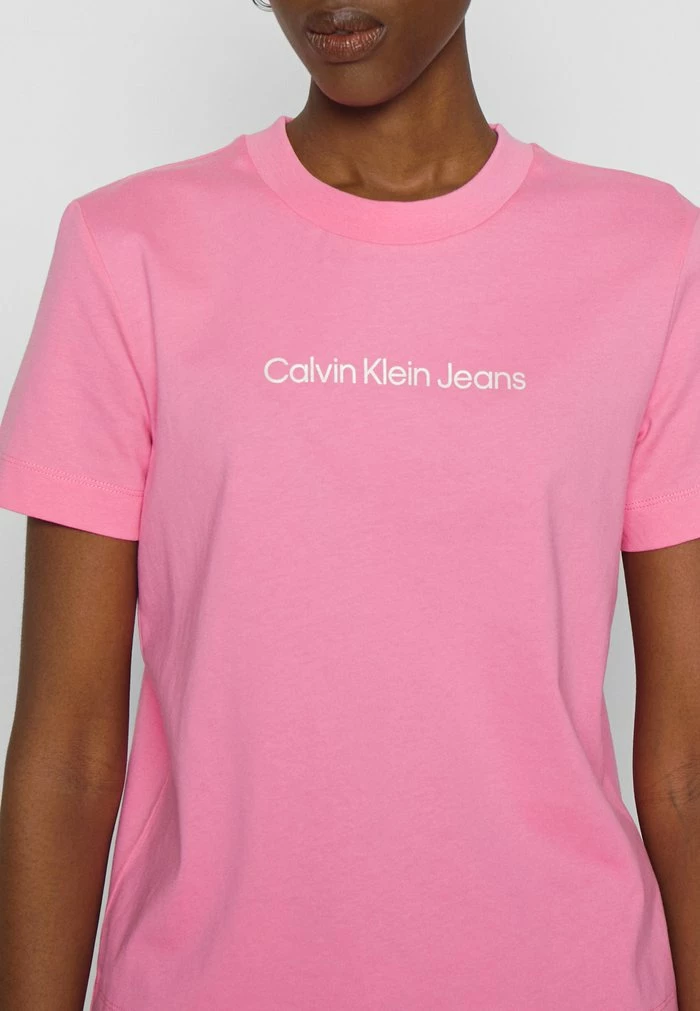 Calvin Klein Jeans SHRUNKEN INSTITUTIONAL TEE - T-shirt Basique - Lipstick Pink 6 Calvin Klein Jeans SHRUNKEN INSTITUTIONAL TEE - T-shirt Basique - Lipstick Pink – Image 6