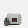 Calvin Klein Jeans CAMERA BAG - Sac Bandoulière - Stone Grey