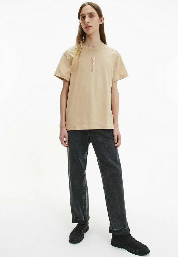 Calvin Klein Jeans T-shirt Imprimé - Tawny Sand 2 Calvin Klein Jeans T-shirt Imprimé - Tawny Sand – Image 2