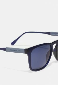 Calvin Klein Jeans UNISEX - Lunettes De Soleil - Crystal Navy -Calvin Klein Elegant Magasin 26a368cea0b741dcaaefe5eb11f7912e
