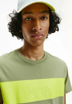 Calvin Klein Jeans BOXY LOGO - T-shirt Imprimé - Faded Olive -Calvin Klein Elegant Magasin 27e7559ab32b41ef8affd740829ea623