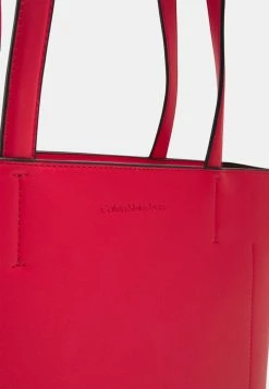 Calvin Klein Jeans SCULPTED MONO - Cabas - Strawberry Field -Calvin Klein Elegant Magasin 2825fdb0d82a409ea0044047d598364c