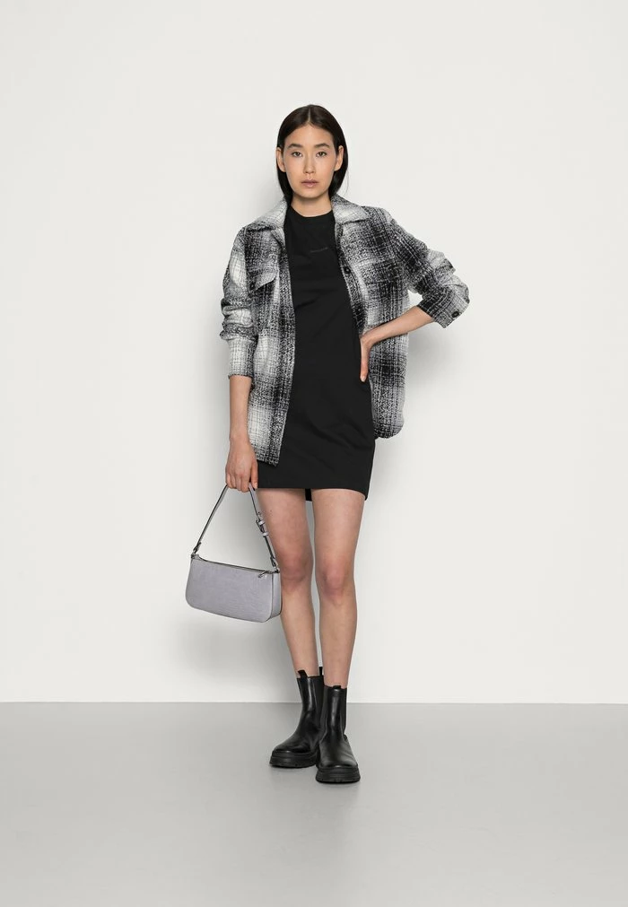 Calvin Klein Jeans LOGO TRIM DRESS - Robe En Jersey - Black 2 Calvin Klein Jeans LOGO TRIM DRESS - Robe En Jersey - Black – Image 2