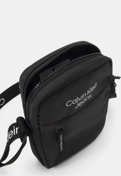 Calvin Klein Jeans LOGO TAPE CROSSBODY UNISEX - Sac Bandoulière - Black -Calvin Klein Elegant Magasin 29c5ef271a3c4326a4f0c1fb6942a843