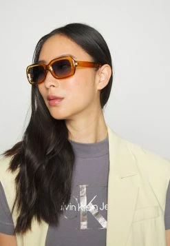 Calvin Klein Jeans GUNMETAL MONOGRAM TEE - T-shirt Imprimé - Fossil Grey 9 Calvin Klein Jeans GUNMETAL MONOGRAM TEE - T-shirt Imprimé - Fossil Grey -Calvin Klein Elegant Magasin 2a245ee0d2cc4562bf28c137af01b64f