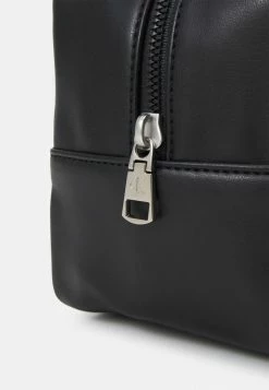 Calvin Klein Jeans LOGO UNISEX - Trousse De Toilette - Black -Calvin Klein Elegant Magasin 2bfd640d1d1f4757bff8309989a55307