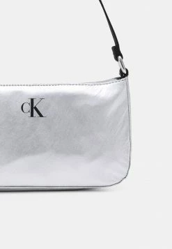 Calvin Klein Jeans FESTIVE SHOULDER BAG UNISEX - Sac Bandoulière - Silver Metallic 9 Calvin Klein Jeans FESTIVE SHOULDER BAG UNISEX - Sac Bandoulière - Silver Metallic -Calvin Klein Elegant Magasin 2c3cff4dc4254509aac85b350cc4823f