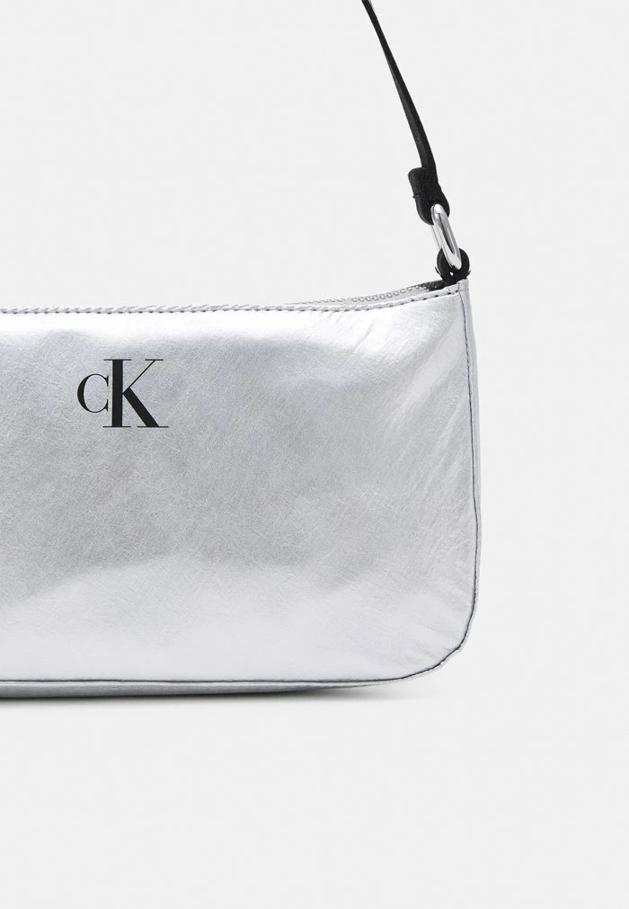 Calvin Klein Jeans FESTIVE SHOULDER BAG UNISEX - Sac Bandoulière - Silver Metallic 5 Calvin Klein Jeans FESTIVE SHOULDER BAG UNISEX - Sac Bandoulière - Silver Metallic – Image 5