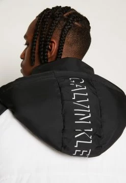 Calvin Klein Jeans BLOCKING HOODED PUFFER - Veste D'hiver - Bright White/black -Calvin Klein Elegant Magasin 2e453ca58adc42b98ea539ff951d202c