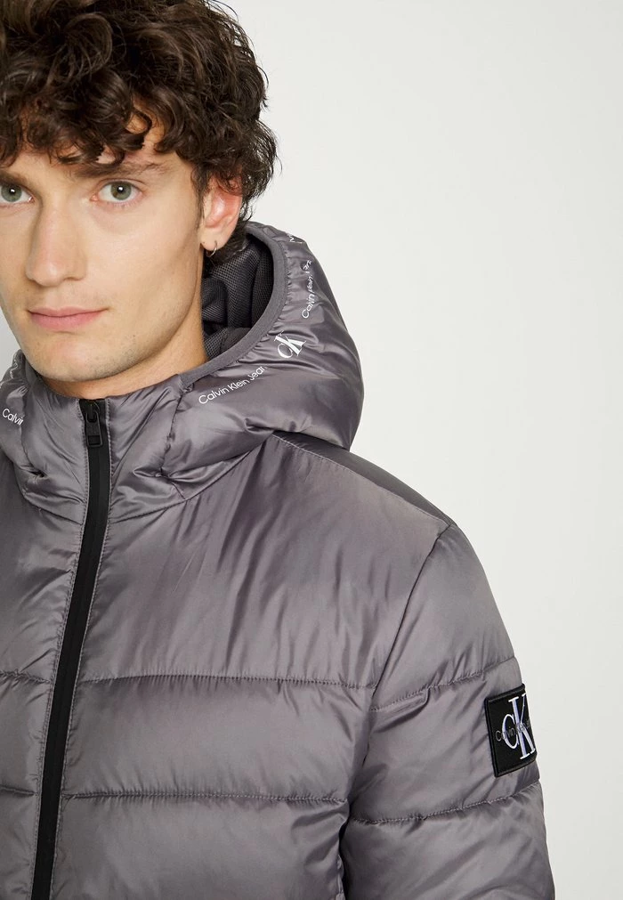 Calvin Klein Jeans LIGHTWEIGHT PADDED JACKET - Veste D'hiver - Fossil Grey 4 Calvin Klein Jeans LIGHTWEIGHT PADDED JACKET - Veste D'hiver - Fossil Grey – Image 4