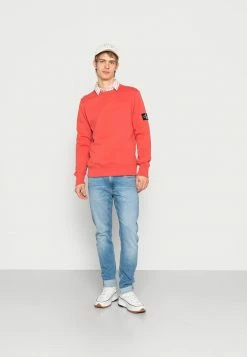 Calvin Klein Jeans MONOGRAM SLEEVE BADGE - Sweatshirt - Rhubarb Red -Calvin Klein Elegant Magasin 32ea3b6b784c49e3b3e77650217ac26a