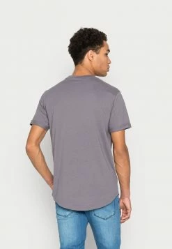 Calvin Klein Jeans BADGE TURN UP SLEEVE - T-shirt Basique - Fossil Grey -Calvin Klein Elegant Magasin 32fce52737ea428bb214891cf3262e77