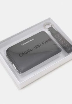 Calvin Klein Jeans ZIP AROUND KEYFOB SET - Portefeuille - Black 14 Calvin Klein Jeans ZIP AROUND KEYFOB SET - Portefeuille - Black -Calvin Klein Elegant Magasin 339eaa75c9ec44c3a94a4804caed2636
