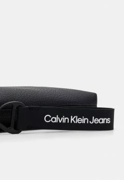 Calvin Klein Jeans TAGGED FLATPACK - Sac Bandoulière - Black -Calvin Klein Elegant Magasin 34e98394a8c84d9e8ec63040e975a39a